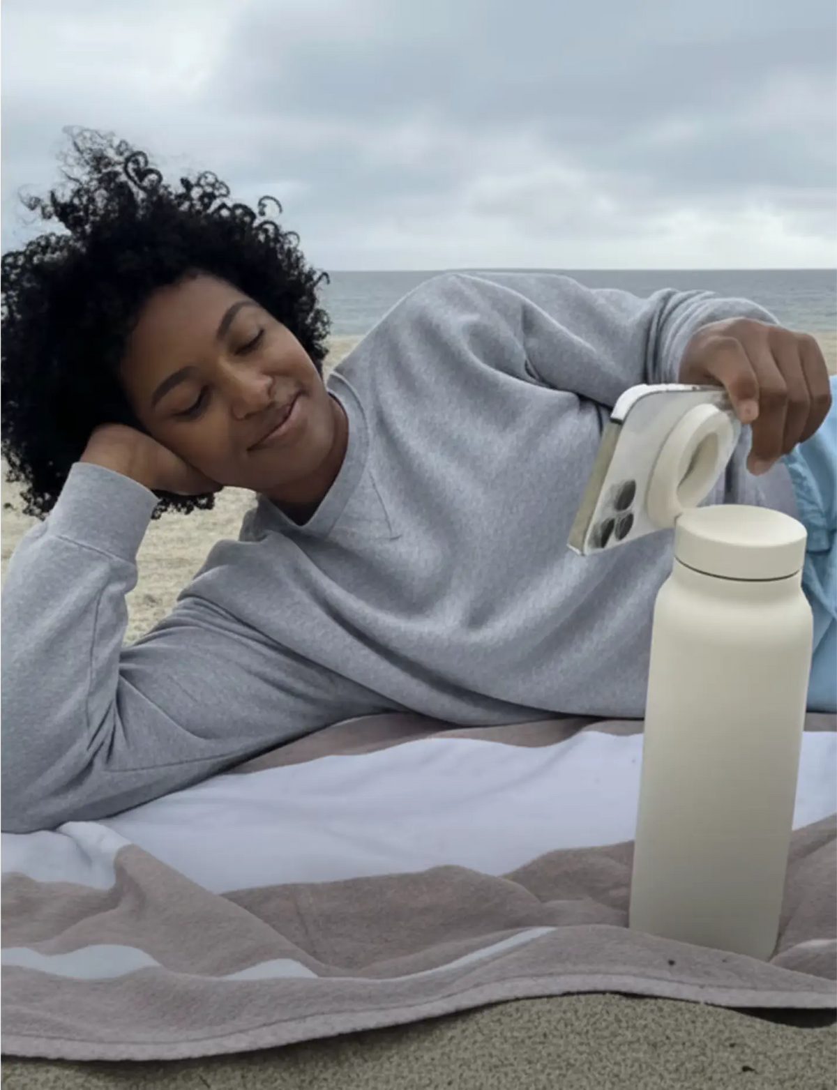Gourde isotherme Ringo Pro à la plage avec téléphone en MagSafe