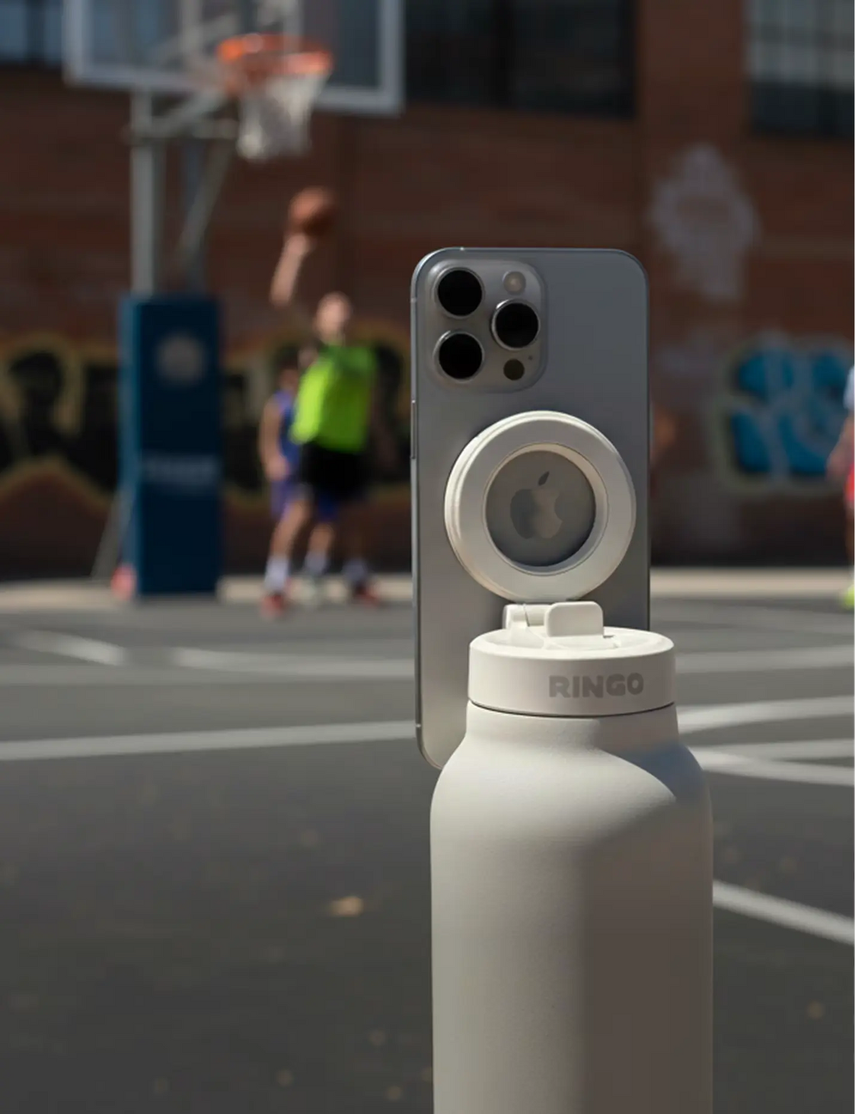 Sportif filmant ses exploits avec la gourde porte-téléphone Ringo Pro
